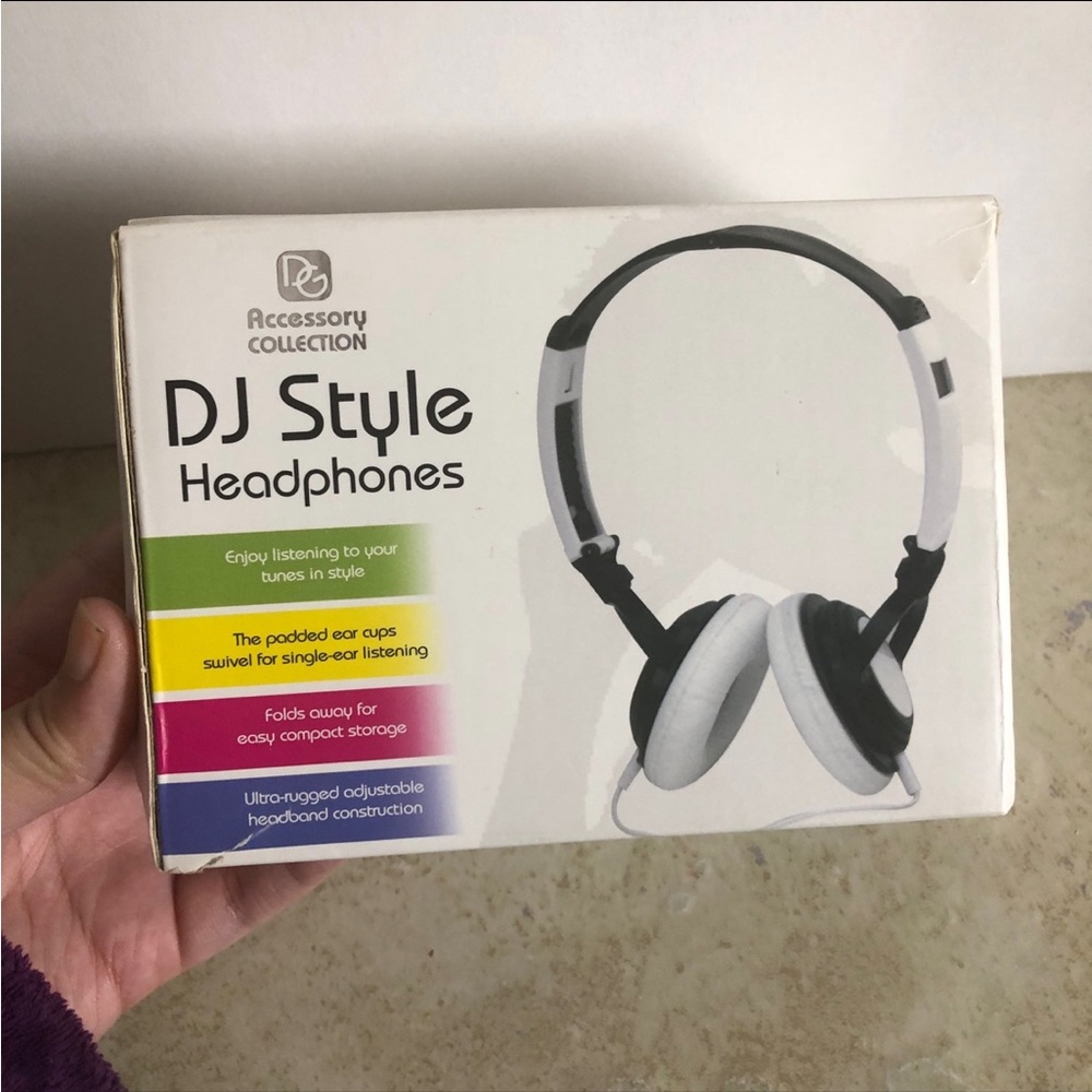Digital Gadgets Black and White DJ Style On Ear Wired Headphones - Picture 4 of 8